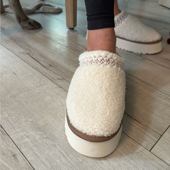 fuzzy slippers - Picture 3 of 4